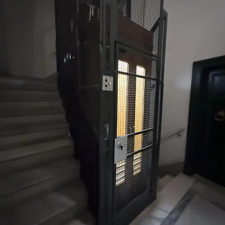Apartman Lovely Nest With Balcony By The Spanish Steps *